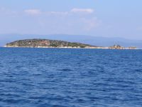 Το νησί Περιστέρι στον κόλπο της Βουρβουρούς στη Χαλκιδική
