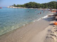 Χοντρή άμμος που δεν κολλάει και κρυστάλλινα νερά στην παραλία Αρμενιστής στη Σιθωνία Χαλκιδικής