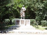 Αλσος Επισκοπής - Μνημείο στην Τεγεάτισα Μάνα