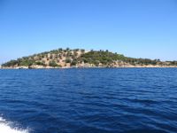 The islet Aimbelitsi is located between Diaporos and Peristeri in Vourvourou, Chalkidiki