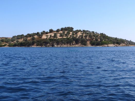 The islet Aimbelitsi is located between Diaporos and Peristeri in Vourvourou, Chalkidiki