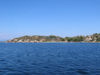 Το νησί Διάπορος είναι το μεγαλύτερο στον κόλπο της Βουρβουρούς στη Χαλκιδική