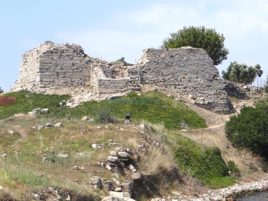 Το Κάστρο Ληκύθου στην παραλία της Τορώνης στη Σιθωνία Χαλκιδικής