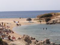 Η παραλία Κόρακας, δίπλα ακριβώς στην παραλία Τορώνης