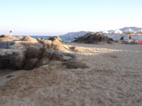 Λίγα βράχια στην κατά τα άλλα αμμώδη παραλία της Σάρτης