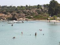 Η παραλία Λατούρα με τα χαρακτηριστικά ρηχά νερά βρίσκεται πριν τη Βουρβουρού στη Σιθωνία Χαλκιδικής