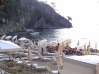 Η οργανωμένη παραλία Bahia στον οικισμό Ζωγράφου μετά τη Βουρβουρού