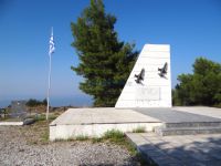 Το μνημείο που τιμάει τους τρεις αεροπόρους που έχασαν τη ζωή τους το 1995