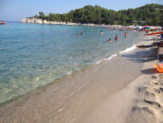 Χοντρή άμμος που δεν κολλάει και κρυστάλλινα νερά στην παραλία Αρμενιστής στη Σιθωνία Χαλκιδικής