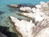 Χαρακτηριστικά γκρι βράχια στις Καβουρότρυπες στη Σιθωνία