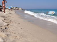 Πεντακάθαρα νερά διαθέτει η παραλία Πλατανίτσι στο δεύτερο πόδι Χαλκιδικής