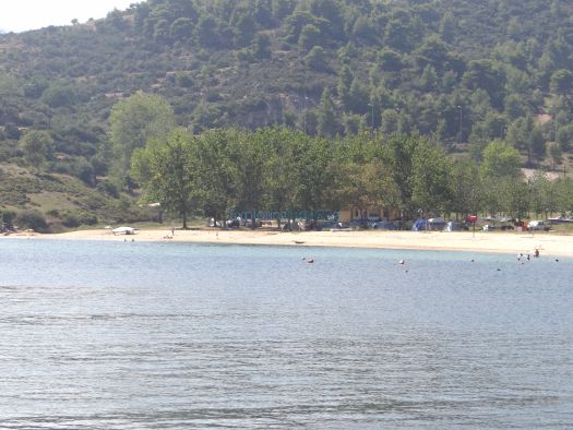 Η παραλία της Αχλάδας, όπου λειτουργεί και δημοτικό κάμπινγκ