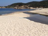 Ένα μικρό ρέμα χύνεται στην παραλία Πλατάνια στη Σιθωνία Χαλκιδικής