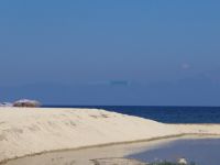 Εικόνα από την παραλία Πλατάνια στο δεύτερο πόδι Χαλκιδικής
