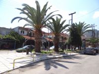 Η κεντρική πλατεία στο χωριό Συκιά, ανάμεσα στη Σάρτη και το Καλαμίτσι, στη Σιθωνία Χαλκιδικής