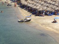 Με ομπρέλες και ψιλή άμμο η παραλία Τουρκολιμνιώνας στη Σιθωνία Χαλκιδικής