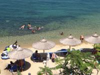 Οργανωμένη είναι η παραλία στον οικισμό Πηγαδάκι στη Σιθωνία Χαλκιδικής