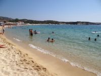 Γεμάτη κόσμο η παραλία μπροστά στο χωριό Καλαμίτσι στο 2ο πόδι της Χαλκιδικής