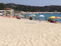 Γεμάτη κόσμο η παραλία μπροστά στο χωριό Καλαμίτσι στο 2ο πόδι της Χαλκιδικής