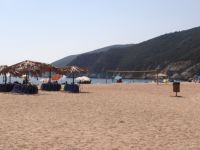 Βράχια περικλείουν την παραλία του κάμπινγκ στο Καλαμίτσι Χαλκιδικής