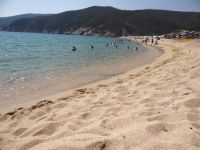 Χοντρή άμμος και γαλαζοπράσινα νερά στην παραλία του κάμπινγκ στο Καλαμίτσι Χαλκιδικής