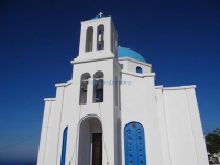 Λευκό και γαλάζιο το εκκλησάκι του Αγίου Γεωργίου στην ’νω Μεριά