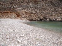 Βότσαλο και πεντακάθαρα νερά στην παραλία Λιβαδάκι στη Φολέγανδρο