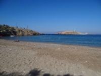 Αφράτη άμμο, μικρό βοτσαλάκι και καθαρά νερά διαθέτει η παραλία Λιβάδι στη νότια Φολέγανδρο
