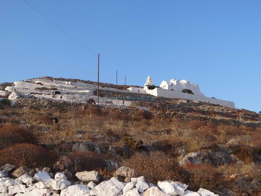 Η πιο φημισμένη εκκλησία της Φολεγάνδρου, η Παναγιά βρίσκεται σε λόφο πάνω από τη Χώρα