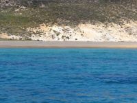Χρυσαφένια αμμουδιά και διάφανα νερά στην παραλία του Αγίου Σώστη