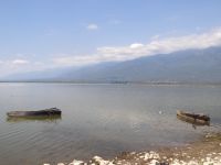 Η απεραντοσύνη της λίμνης Κερκίνης και στο βάθος ο ορεινός όγκος του Μπέλες