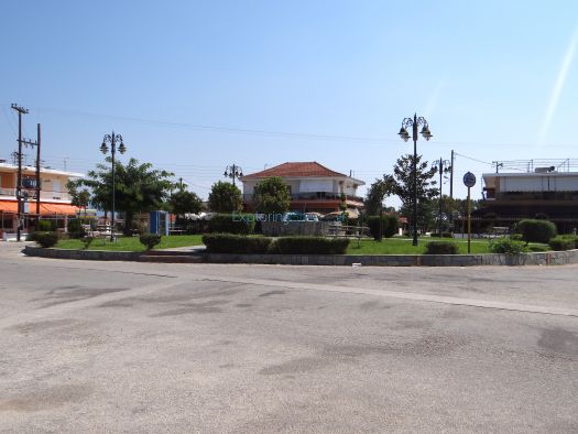 Η κεντρική πλατεία στο χωριό Χρυσοχώραφα Σερρών