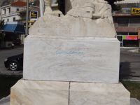 Η επιγραφή στη βάση του αγάλματος του Μεγάλου Αλεξάνδρου στην κεντρική πλατεία Σιδηροκάστρου