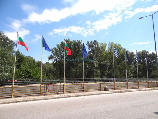 Οι σημαίες της Ελλάδας, της Βουλγαρίας και της Ευρωπαϊκής Ένωσης στα ελληνοβουλγαρικά σύνορα