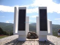 Το μνημείο με τα ονόματα των πεσόντων στη μάχη των οχυρών το 1941 στο Οχυρό Ρούπελ