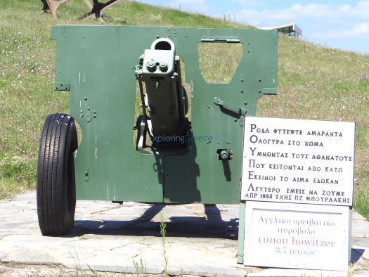 Όπλα και μηχανήματα εκτίθενται στον περιβάλλοντα χώρο του Οχυρού Ρούπελ