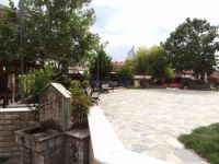 Η κεντρική πλατεία στο χωριό Νέο Πετρίτσι Σερρών