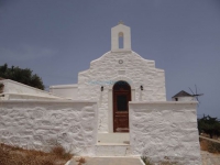 In the upper entrance of Ano Syros is the church of Agiou Nikolaou
