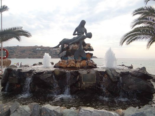Αφιερωμένο σε όσους χάθηκαν στη θάλασσα το μνημείο μπροστά στην παραλία στο Κίνι