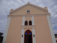 Ψηλά στο λόφο του Κινίου η πολύχρωμη εκκλησία της Μεταστάσεως της Θεοτόκου