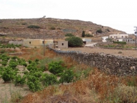 The few houses of the village Mitakas are located after Ano Syros
