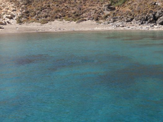 Πεντακάθαρα νερά στην παραλία Γράμματα στη βόρεια Σύρο