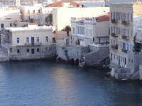 Η αριστοκρατική συνοικία Βαπόρια στην Ερμούπολη είναι χτισμένη πάνω από τη θάλασσα
