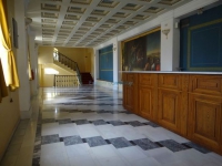 Περίτεχνο ταβάνι και μαρμάρινο πάτωμα στο θέατρο Απόλλων της Ερμούπολης