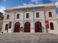 Εξωτερική άποψη του θεάτρου Απόλλων στην Ερμούπολη