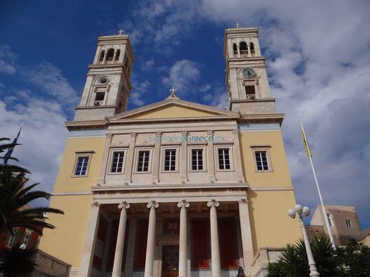 Η επιβλητική εκκλησία του Αγίου Νικολάου στα Βαπόρια της Ερμούπολης