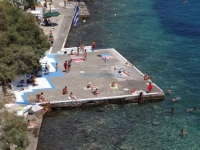 In Asteria beach, access to the sea is made through piers between the rocks and stairs