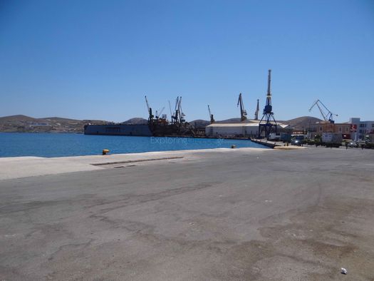 Το λιμάνι της Σύρου και στο βάθος το Νεώριο