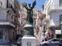 Αφιερωμένο στην Εθνική Αντίσταση είναι το μνημείο που βρίσκεται στην ακτή της Ερμούπολης