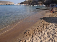 ’μμος και κρυστάλλινα νερά στην παραλία Αχλάδι στη νότια Σύρο